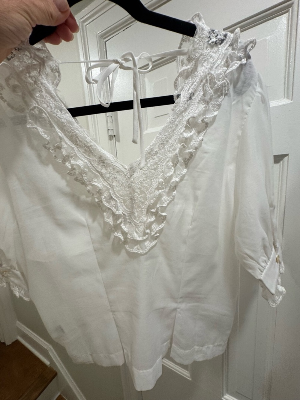 Women's White Cotton Lace V-Neck Puff Sleeve Top - Picture 4 of 10